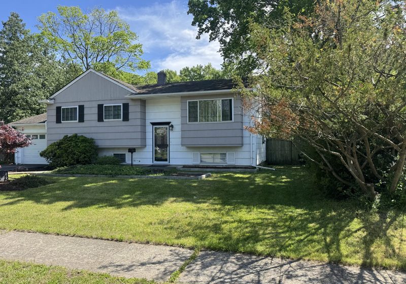 Split-level home with a front lawn in Middlesex, NJ