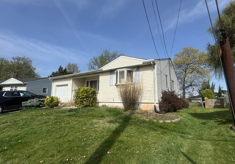 Ranch home with an attached garage in Edison, NJ