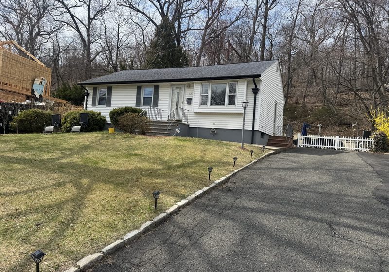 Ranch home with a long driveway in Summit, NJ